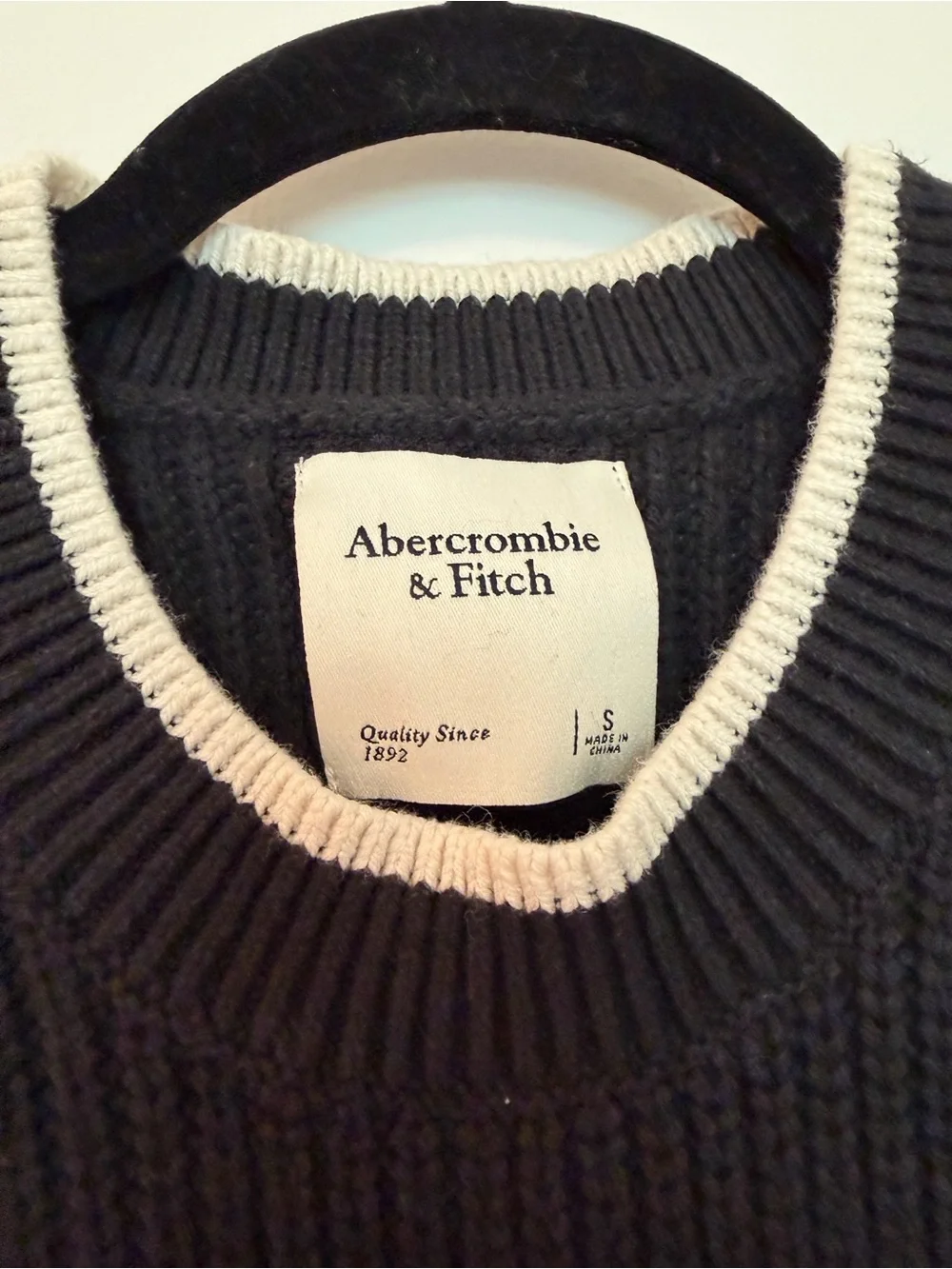 Abercrombie & Fitch Women’s Black Knit Sleeveless Sweater Vest - Picture 2 of 4